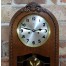 Pełen wdzięku i tradycji- stary zegar wiszący na ścianę salonu