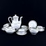 Elegancki serwis kawowy wykonany został ze szkliwionej porcelany w białym kolorze