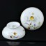 Ciekawa kompozycja kwiatów polnych zdobi szlachetną białą porcelanę z 1944 r.