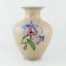 Porcelanową powierzchnię zdobi zachwycający storczyk Cattleya. 