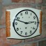 Gustowny zegar z kremowej ceramiki z przeszklonym cyferblatem