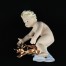 igurka z białej porcelany: putto bawiący się złoconą świnką. Rzadki symbol szczęścia i dobrobytu.