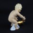 Zabytkowa porcelana niemiecka: cherubinek ze złotą świnką szczęścia.