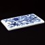 Bok deski śniadaniowej z biało kremowej ceramiki z błękitnym wzorem