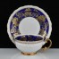 Białą porcelanę dekorowano ciemnym błękitem i złotymi różami. 