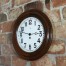 Wiszący zegar na ścianę w drewnianej, okrągłej ramie profilowanej
