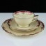 Bordowe wstawki pięknie korespondują z barwą porcelany. 