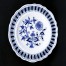 Dekoracja w błękicie i niebieskościach kobaltu na białe porcelanie