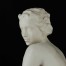 Zbliżenie na piękne detale finezyjnej figury porcelanowej