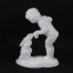 Zajac karmiony przez putto - stylowa porcelanowa figurka