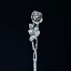Rękojeść widelczyka zwieńczona została urokliwym kwiatem róży w rozkwicie wraz z listkami