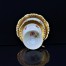 Trio z kremowej porcelany łączy w sobie wypukłości w masie porcelanowej, graficzne dekory kwiatowe oraz piękny złoty wzór, na którym przenika się błyszczący i matowy odcień złota