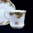Wielokolorowe kwiatuszki w zielonej poświacie zdobią śląską porcelanę