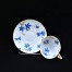 Biała porcelana dekorowana motywem błękitnych liści