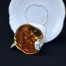Zbliżenie na detal zabytkowego cacuszka z porcelany Ohme