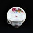 Śnieżnobiała porcelana w klasycznym typie zdobiona motywem kwiatowym