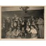 Czarno białe pamiątkowe zdjęcie przedstawiające świętującą rodzinę podczas wznoszenia toastu