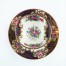 Wewnątrz filiżankę zdobiono kwiatowymi kompozycjami.