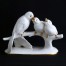 Kolekcjonerska grupa figuralna przedstawiająca scenę rodzinną ptaków, wykonana z najwyższej jakości białej porcelany