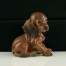 Figurka przedstawia psa rasy jamnik krótkowłosy