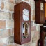 Zegar w drewnianej obudowie do powieszenia na ścianę