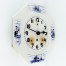 Dekoracyjny zegar w biało-niebieskich kolorach z wiekowym przebarwieniem