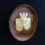 Środek talerza zdobi ręcznie wyrzeźbiony herb Kołobrzegu niem. Kolberg