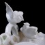 Zbliżenie na porcelanowe ptaszki siedzące na gałązce porcelanowego kałamarzu