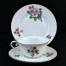Biała porcelana dekorowana motywem kwiatowym