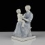 Porcelanowa figurka przedstawiająca szczęście macierzyństwa - Muttergluck to dzieło Mathilde von Waldenfels z fabryki Gebrüder Heubach