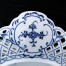 Piękne niebieskie zdobienie na białej porcelanie szlachetnej
