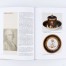 Strona z książki pokazująca porcelanowa filiżankę Meissen