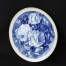 Malowane kobaltowe róże na śnieżnobiałej porcelanie z Miśni