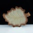pięknie prezentująca porcelanowa ozdoba w kształcie liścia