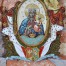 Na dole trójdzielny herb Rządu Tymczasowego z 1863 roku (z godłami Polski, Litwy i Rusi Kijowskiej - Orzeł Biały, Pogonia, Archanioł Michał)