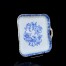 Śnieżnobiała porcelana ozdobiona została poszukiwanym przez kolekcjonerów wzorem China Blau