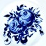Kobaltowe kwiaty malowane na śnieżnobiałej porcelanie