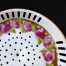 Zbliżenie na detal zabytkowej porcelany z I połowy XX wieku