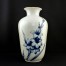 Wysoki wazon porcelanowy w kobaltowe kwiaty