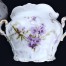 Brzusiec oraz pokrywka ozdobione zostały delikatną kompozycją fioletowych kwiatków