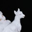 Zbliżenie na malowany ręcznie detal białej figurki Rosenthal