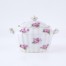 Kwitnące róże na karbowanej - kanelowanej białej porcelanie
