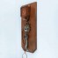 zabytkowy model wiszącego domowego telefonu z lat 1900-1940