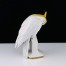 Ciekawie wymodelowana papuga na cokole z porcelany zabytkowej