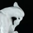Zbliżenie głowy i szyi figury papugi Kakadu z białej porcelany