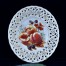 Ozdobny talerzyk deserowy wykonany został ze śnieżnobiałej porcelany