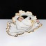 Złocenia i koralowe zdobienia pięknie korespondują z barwą porcelany. 