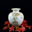 Efektowny wazon z pulchnym brzuścem wykonany z kremowej porcelany