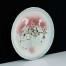 Fajansowy talerz ceramiczny z profilowanym brzegiem i różowym niebem w tle