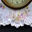 Zbliżenie na piękne kwiaty na porcelanie w barokowym wykonaniu